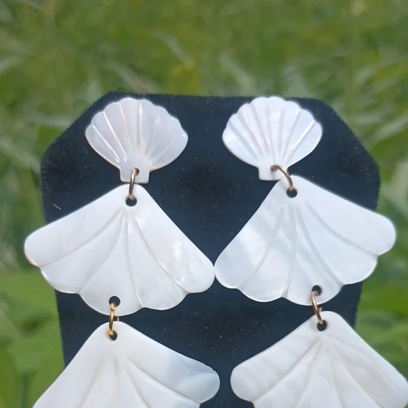 VTG Mother Of Pearl Shell Earrings - Picture 3 of 7